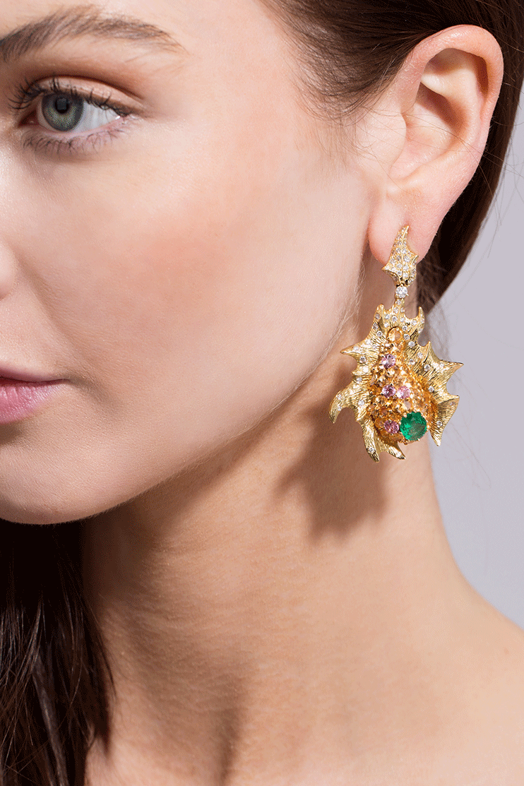 ARUNASHI-Emerald And Diamond Fish Earrings-YELLOW GOLD