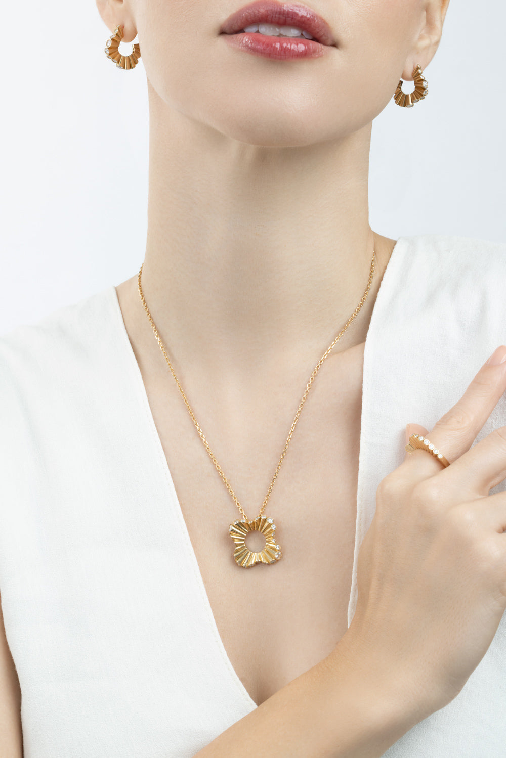 Diamond Serti Clos Pendant Necklace