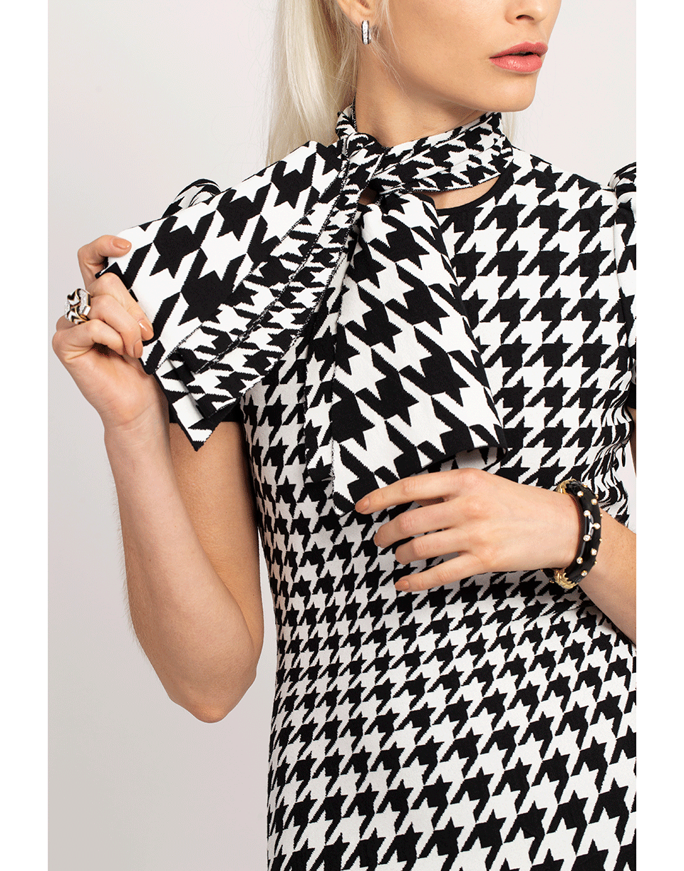 ALEXANDER MCQUEEN-Houndstooth Tie Neck Knit Dress-IVRY/BLK