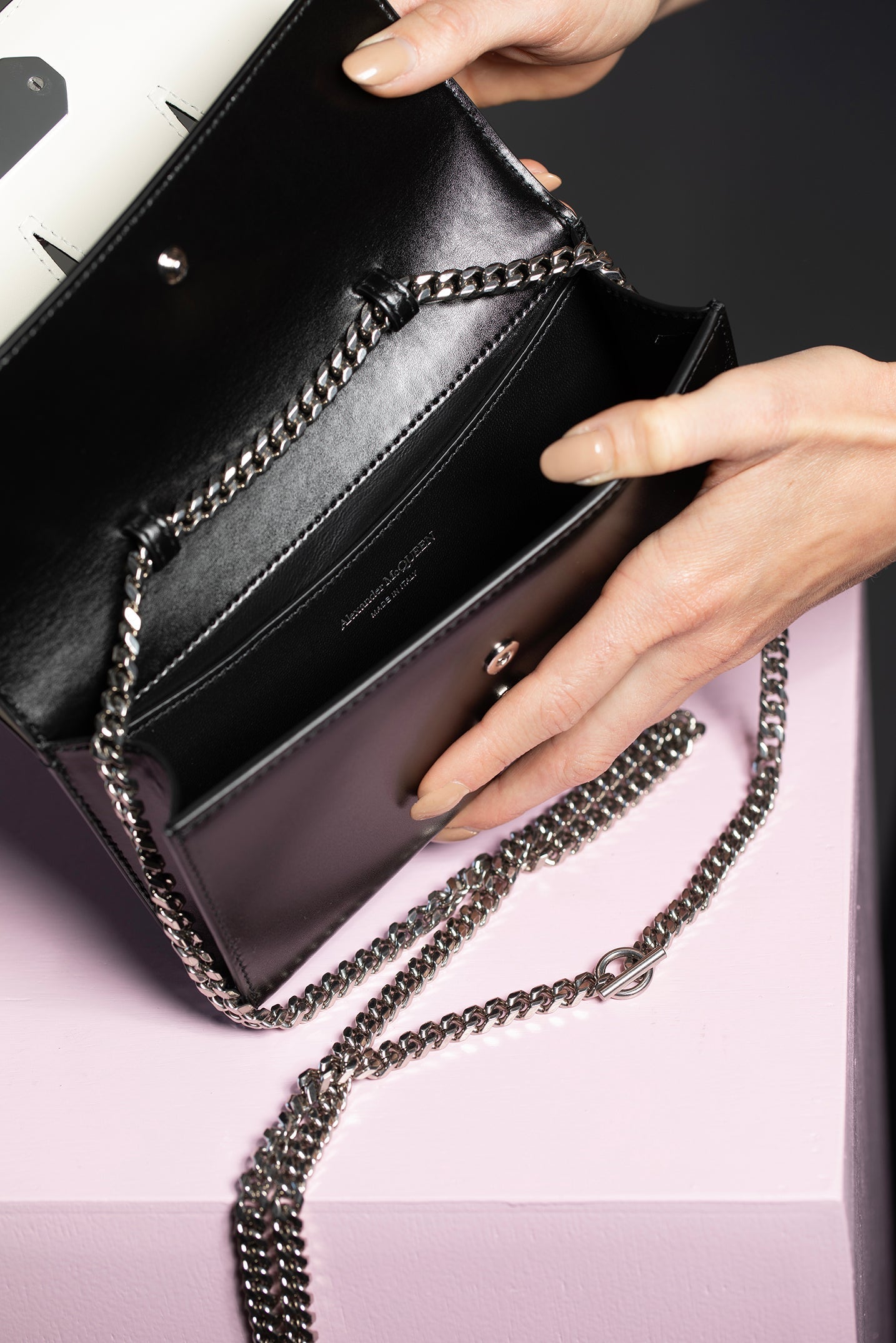 ALEXANDER MCQUEEN-The Slash Clutch-BLK/IVOR