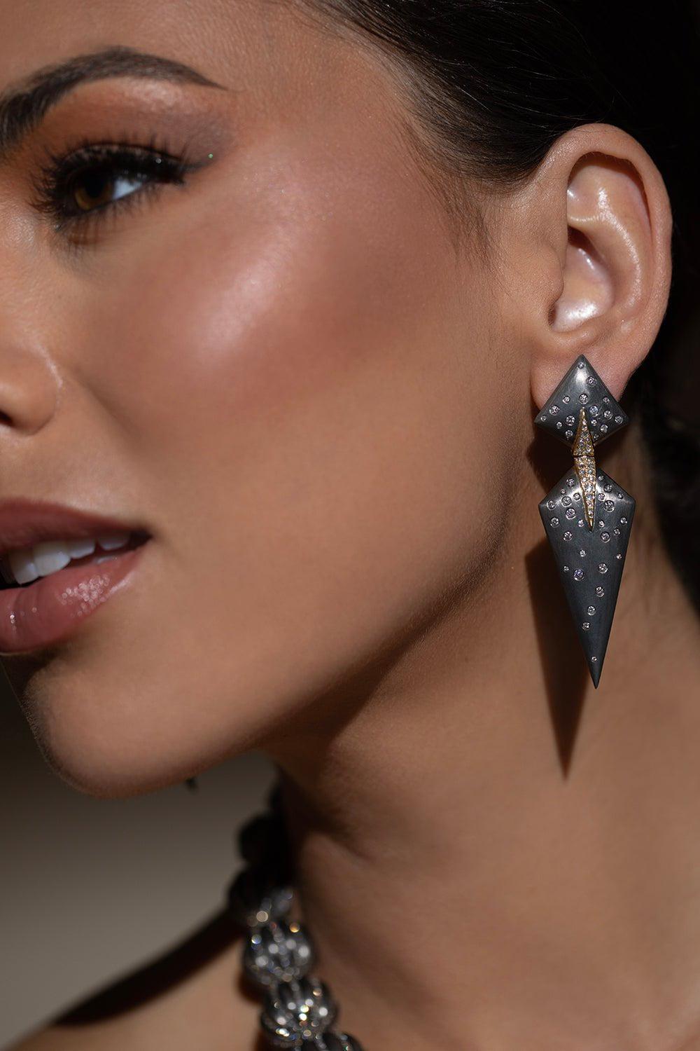 ARUNASHI-Triangle Earrings-TITANIUM