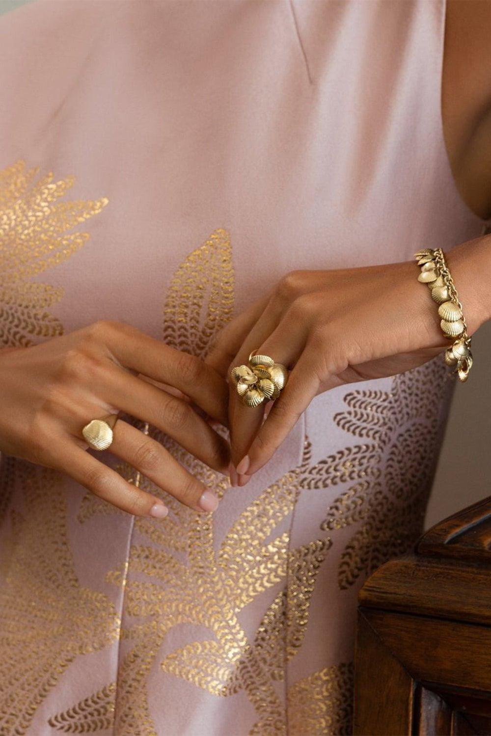 CADAR-Shell Charm Bracelet-YELLOW GOLD
