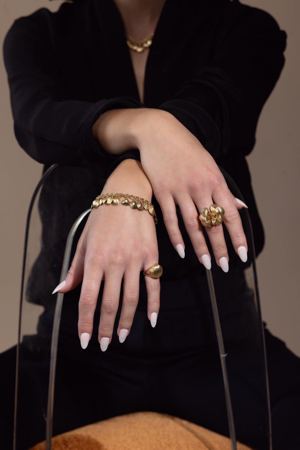CADAR-Shell Charm Bracelet-YELLOW GOLD