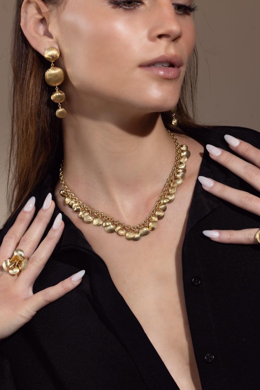 CADAR-Shell Charm Choker Necklace-YELLOW GOLD