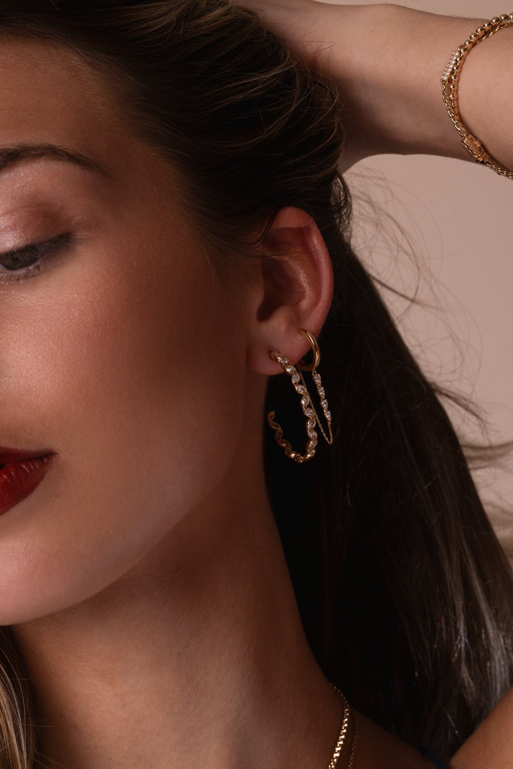 DANA REBECCA DESIGNS-Sophia Ryan Graduating Teardrop Chain Huggie Earrings-YELLOW GOLD