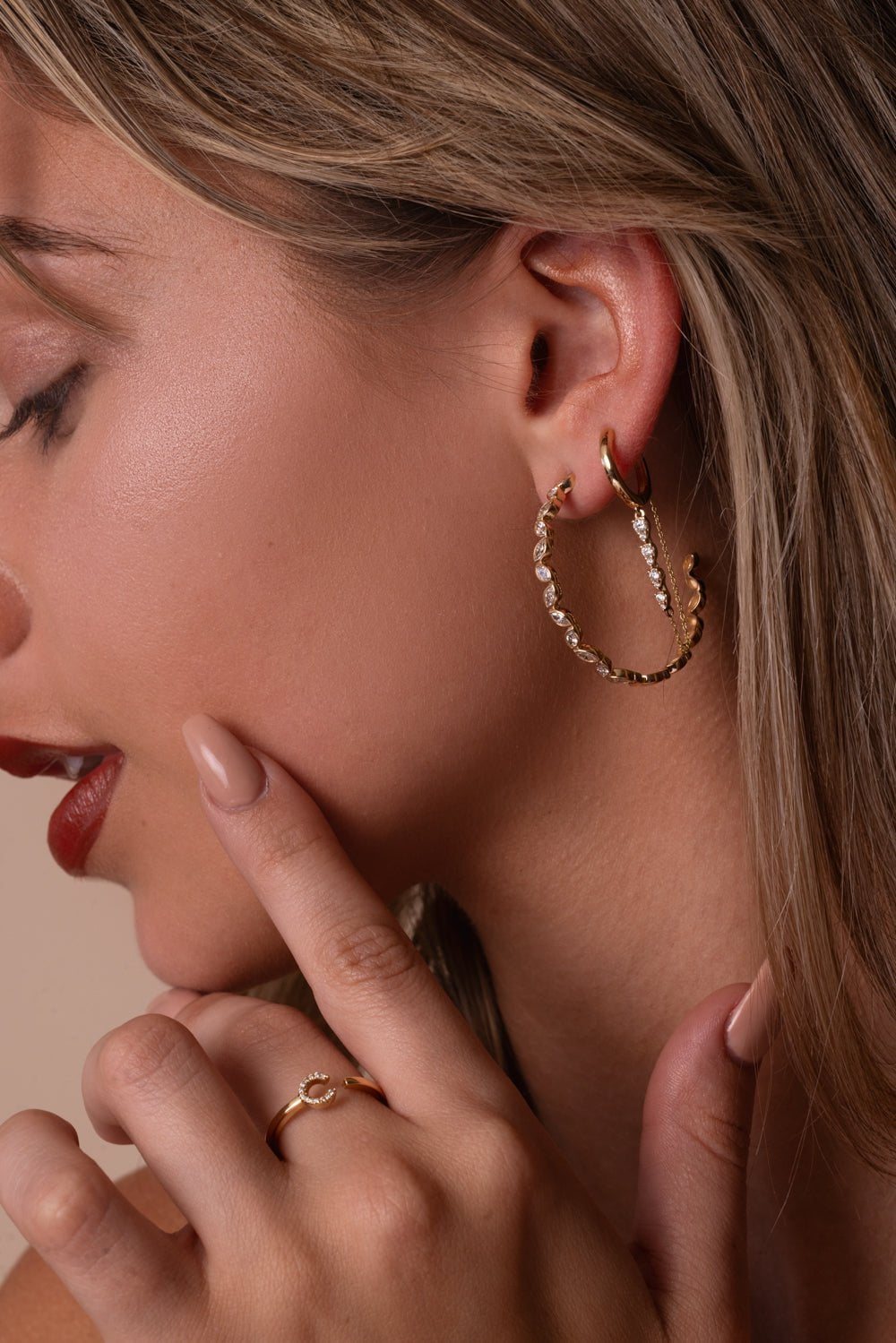 DANA REBECCA DESIGNS-Sophia Ryan Graduating Teardrop Chain Huggie Earrings-YELLOW GOLD