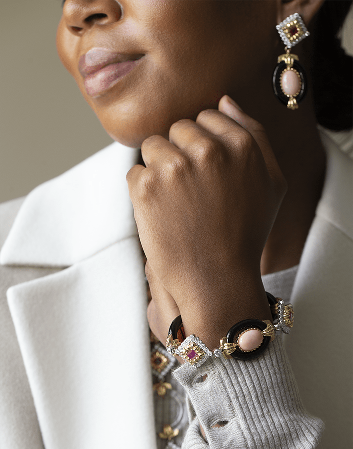 DAVID WEBB-Cabochon Angelskin Coral And Black Onyx Bracelet-YELLOW GOLD