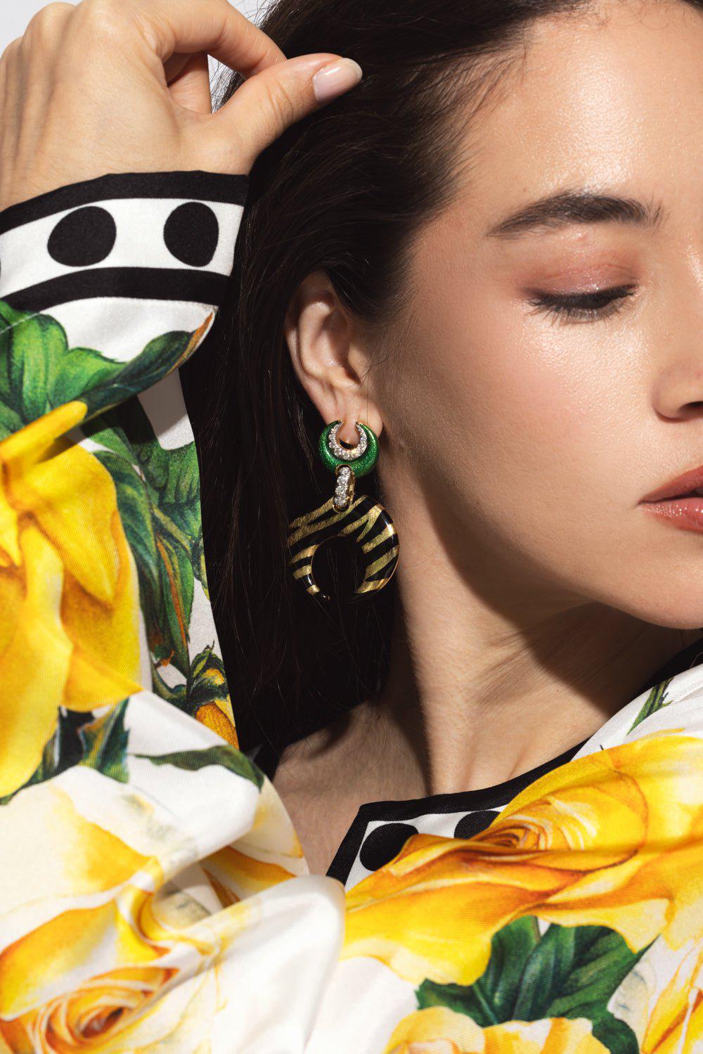  DAVID WEBB-Tiger Stripe Crescent Earrings-YELLOW GOLD 