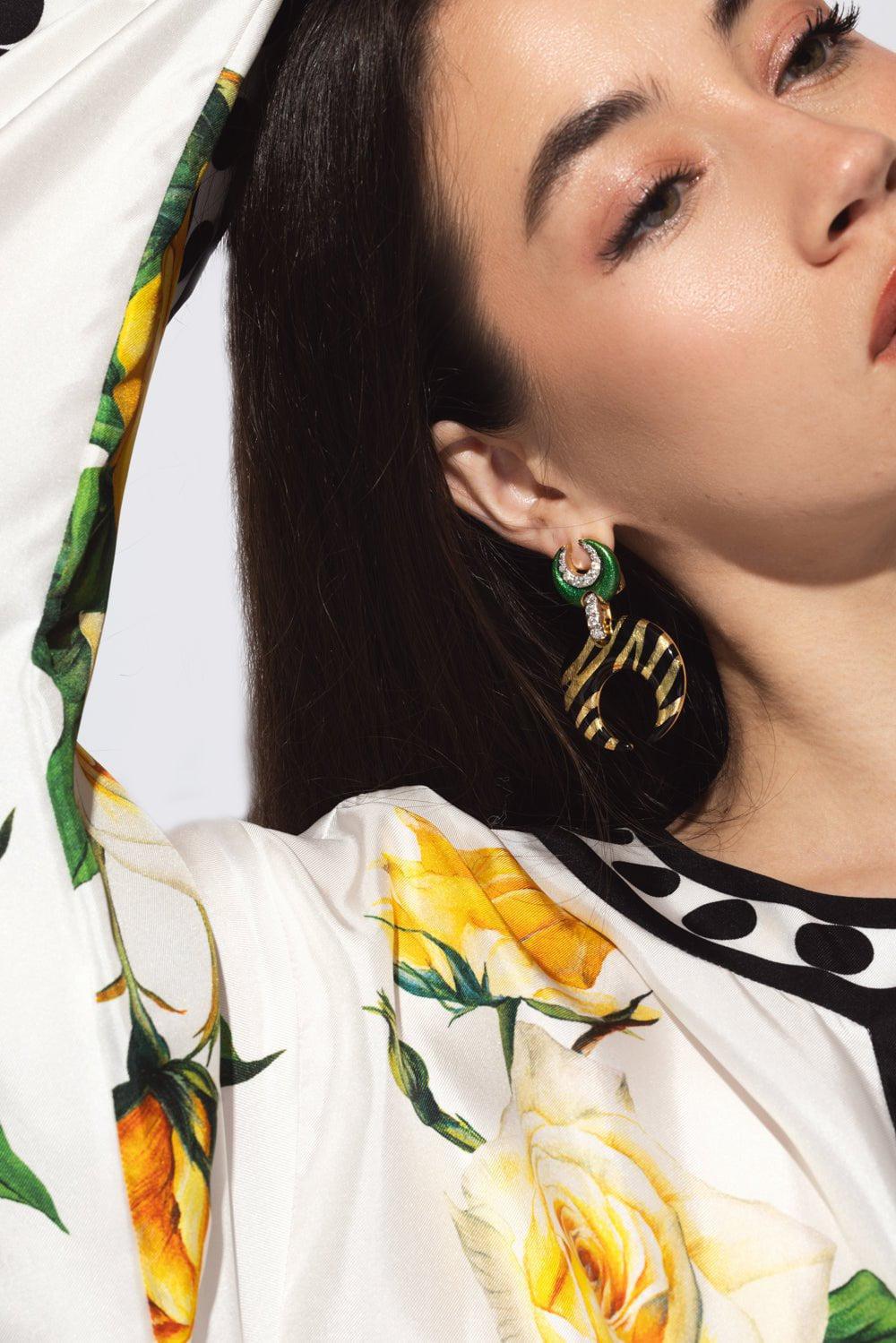  DAVID WEBB-Tiger Stripe Crescent Earrings-YELLOW GOLD 