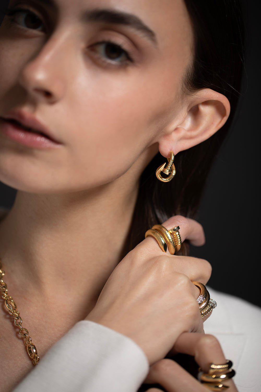 DAVID WEBB-Hammered Bent Nail Earrings-YELLOW GOLD