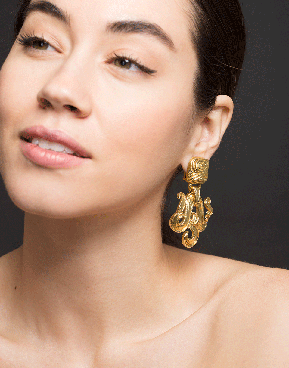 DAVID WEBB-Hammered Gold Scroll Earrings-YELLOW GOLD