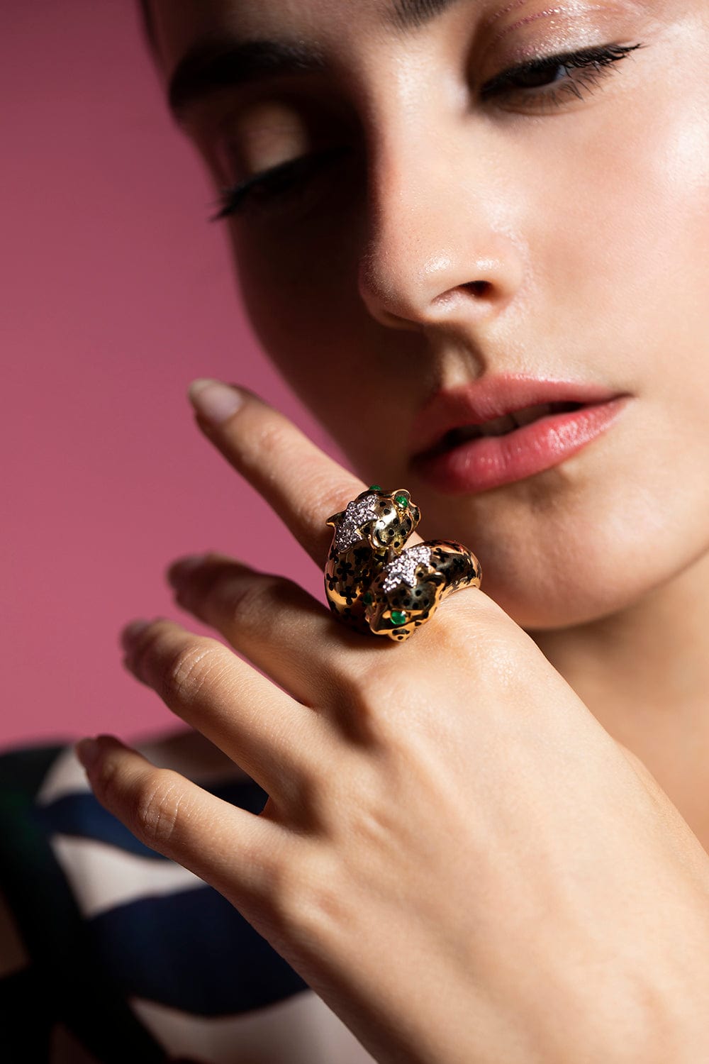 DAVID WEBB-Emerald Crossover Leopard Ring-YELLOW GOLD