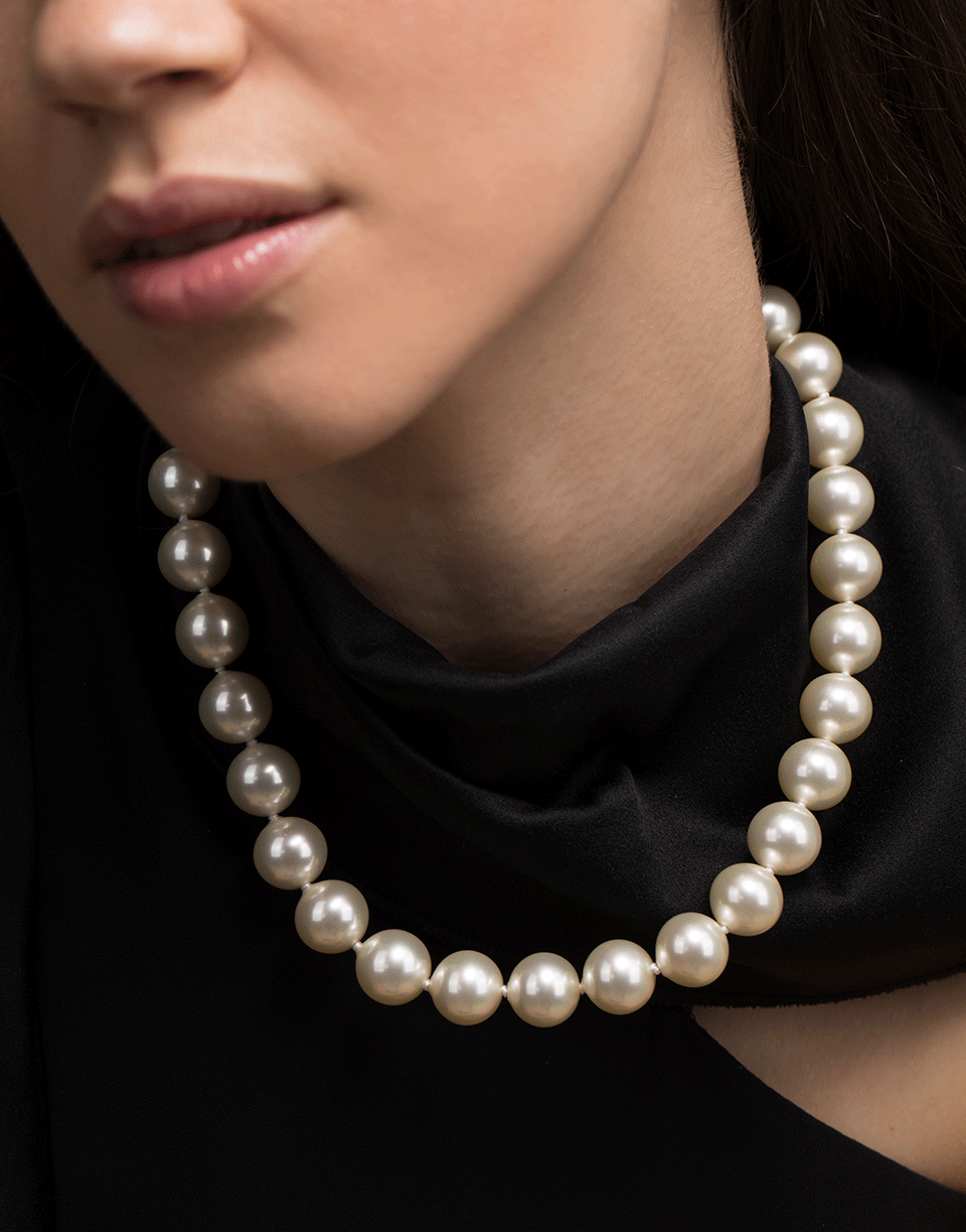 FANTASIA by DESERIO-Pave Clasp Pearl Necklace-W VPRLCZ