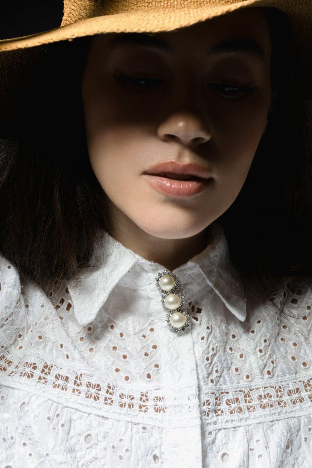 FANTASIA by DESERIO-Surrounded Pearl Brooch-WHITE GOLD