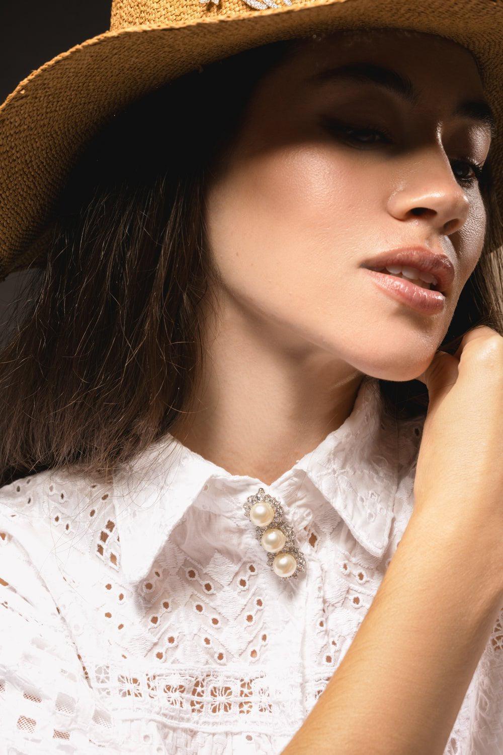FANTASIA by DESERIO-Surrounded Pearl Brooch-WHITE GOLD