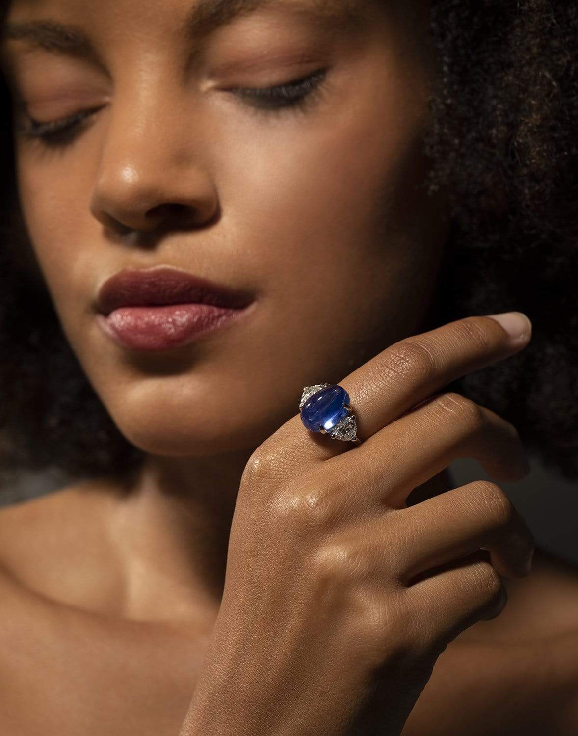 FRED LEIGHTON-Cabochon Ceylon Sapphire and Diamond Ring-WHITE GOLD