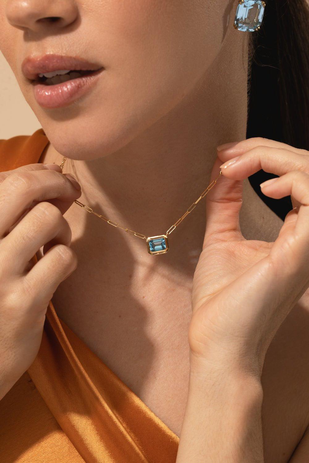 GOSHWARA-Blue Topaz East West Pendant Necklace-YELLOW GOLD