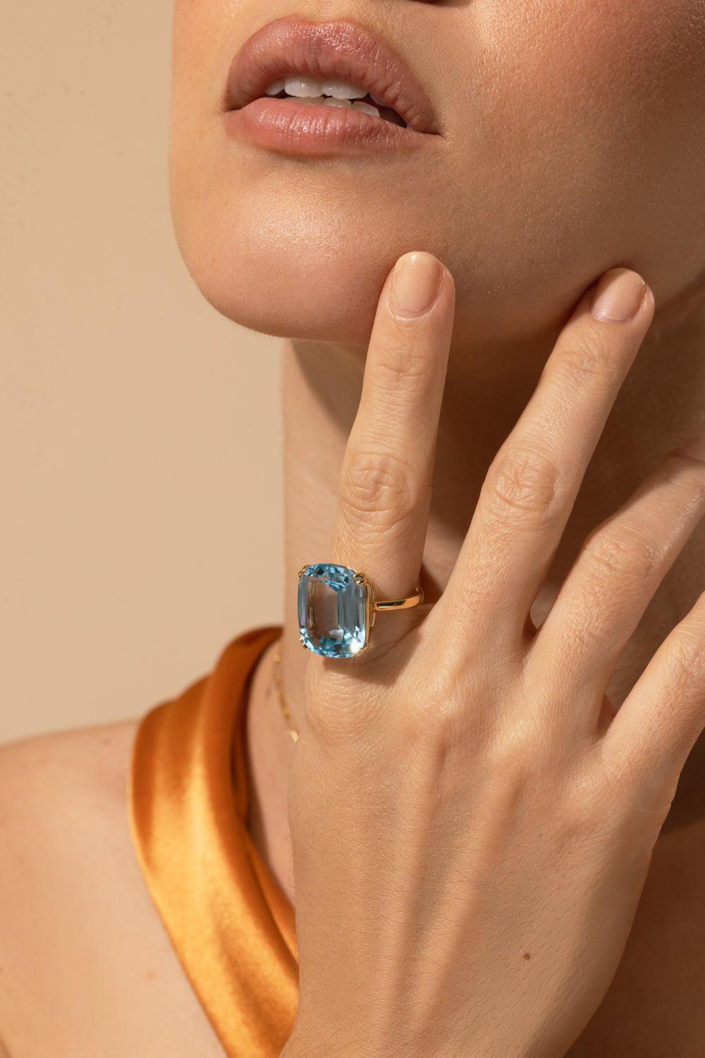 GOSHWARA-Blue Topaz Cushion Ring-YELLOW GOLD