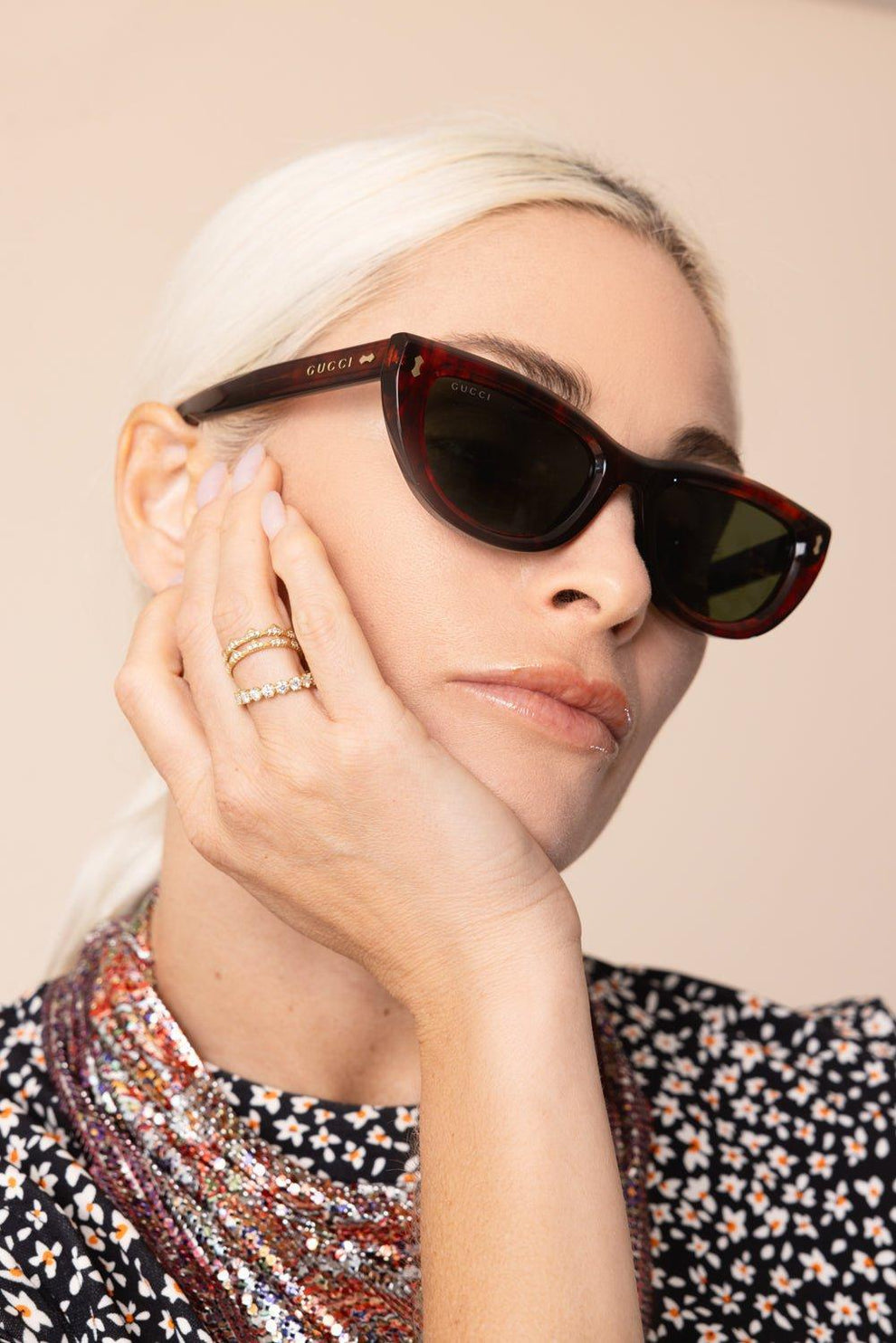 Gucci cat-eye framed sunglasses Cat-eye frame sunglasses in black acetate | GUCCI® CA main image 4