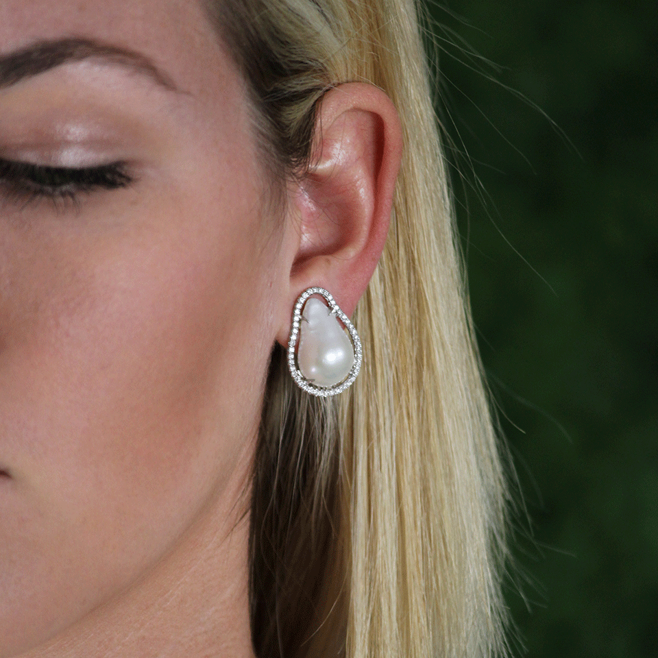 JORDAN ALEXANDER-White Fresh Water Baroque Pearl Studs-WHITE GOLD