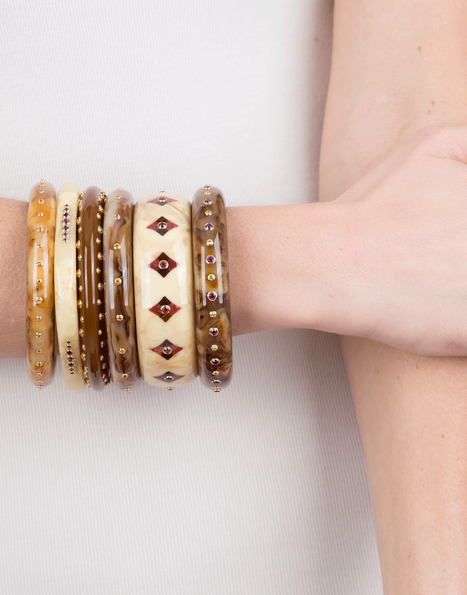 MARK DAVIS-Beige Brown And Red Bakelite Bangle-YELLOW GOLD