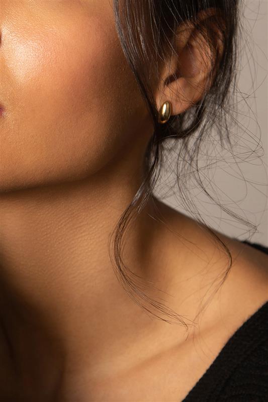 MONICA RICH KOSANN-Midi Perseverance Huggie Earrings-YELLOW GOLD
