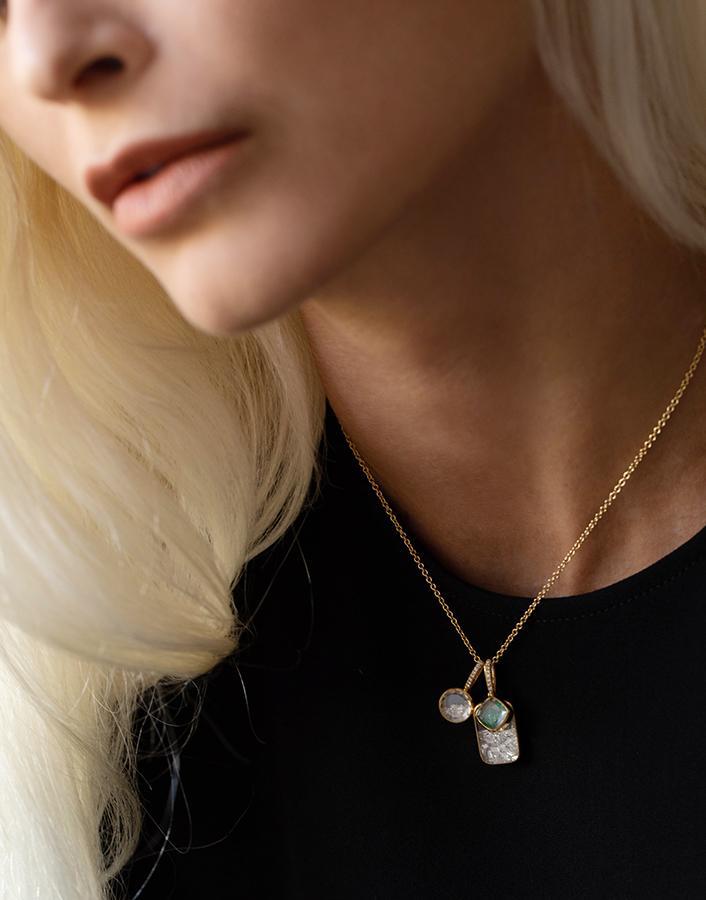 MORITZ GLIK-Naipe Emerald Shaker Charm-YELLOW GOLD