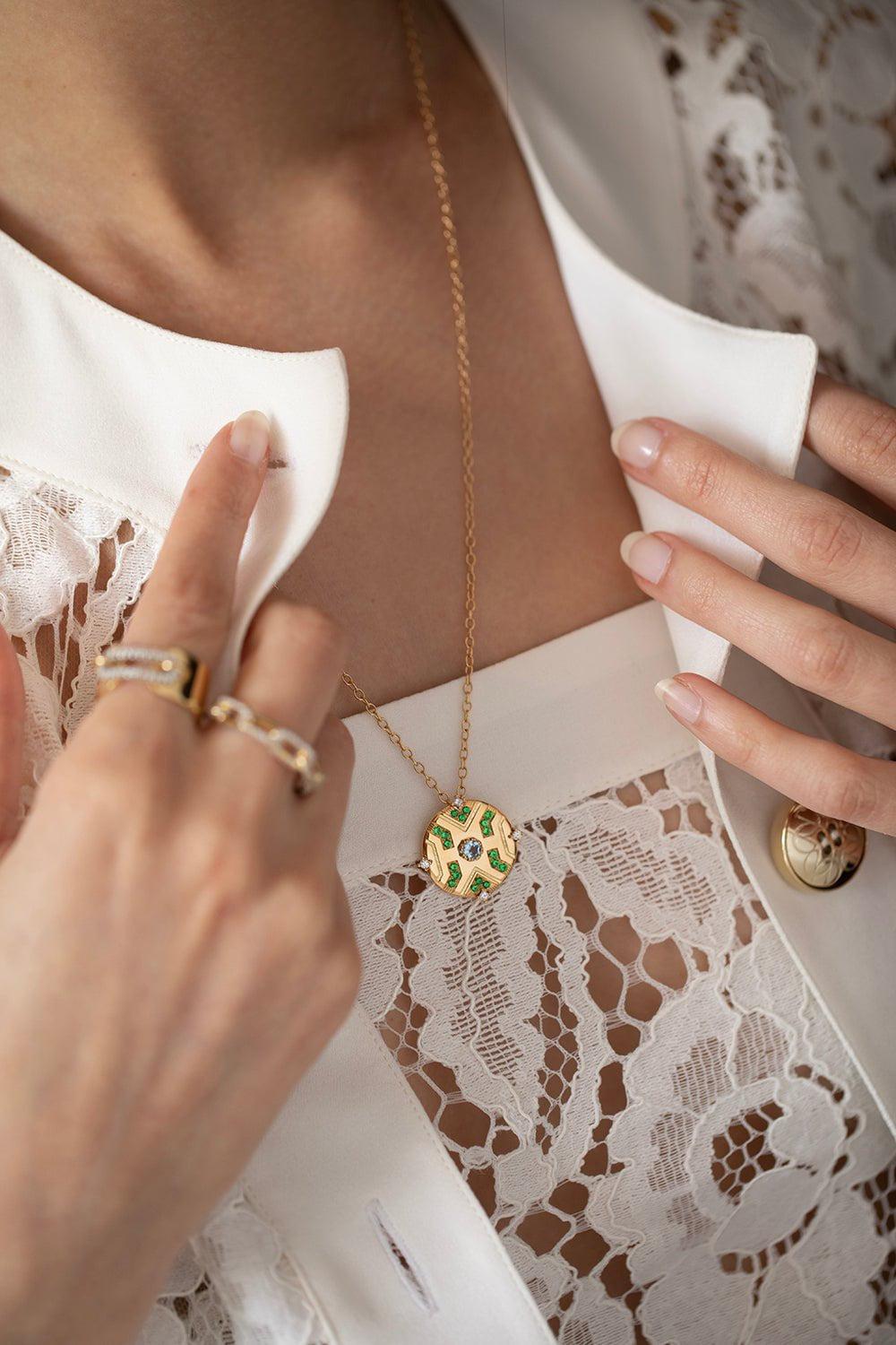 NOUVEL HERITAGE-Versailles Medallion-YELLOW GOLD