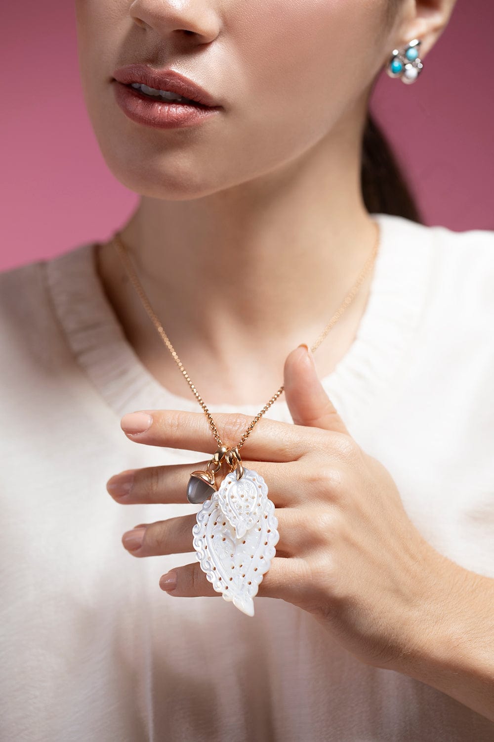 TAMARA COMOLLI-Small Mother of Pearl Carved India Pendant-WHITE GOLD