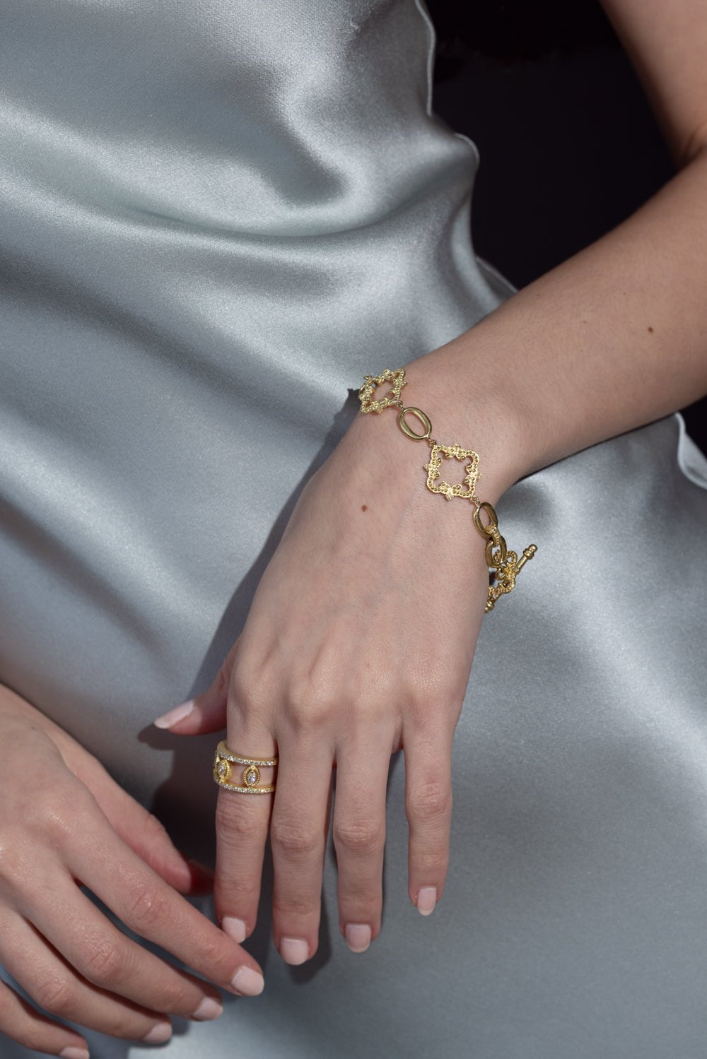 TANYA FARAH-Oval Link Toggle Bracelet-YELLOW GOLD