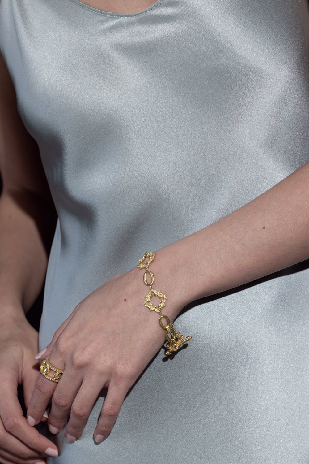 TANYA FARAH-Oval Link Toggle Bracelet-YELLOW GOLD