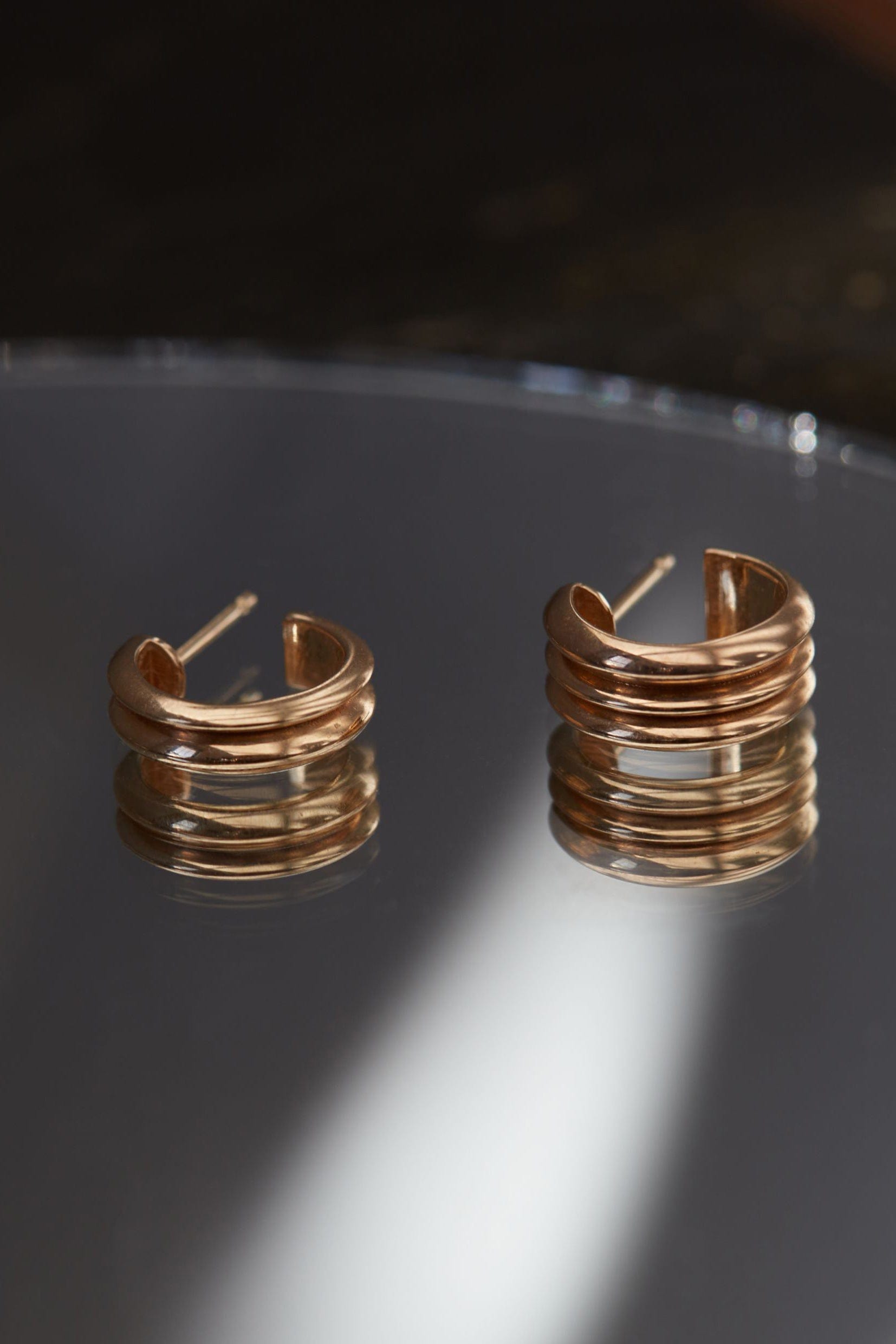 WWAKE-Narrow Ripple Hoops-YELLOW GOLD