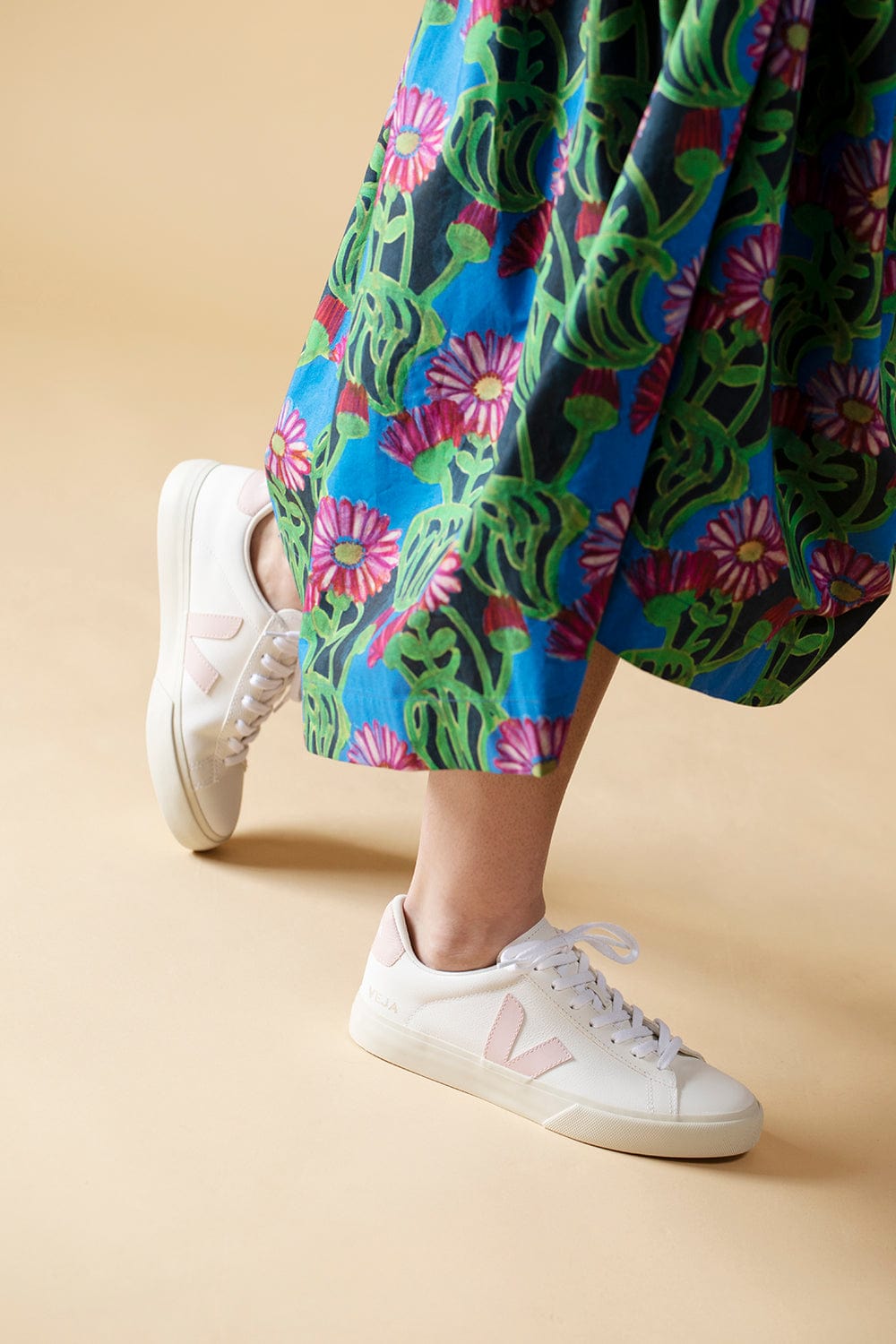 Veja white petal sale